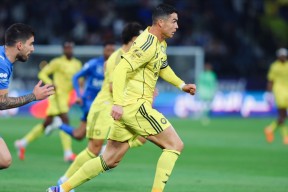 C罗迎来十赛季高光表现，中国队球迷沸腾！的简单介绍