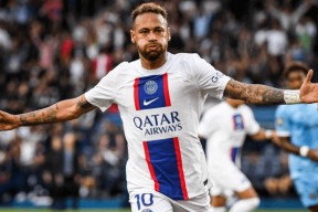 内马尔回归赛场，逆转首场状态亮眼，西班牙队观众沸腾！的简单介绍