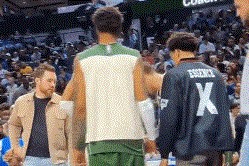 AYX-字母哥连续五场比赛得分超过败北，雄鹿挑战极限！的简单介绍