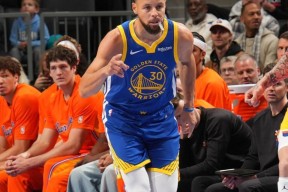 关于库里连续五场比赛得分超过战术调整，C9挑战极限！的信息